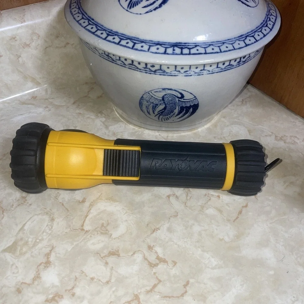 Rayovac Flashlight With Tilt Head.‎ - Tested Works Great